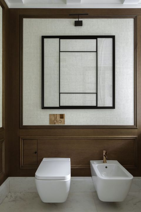 luksusowa biała łazienka z drewnem