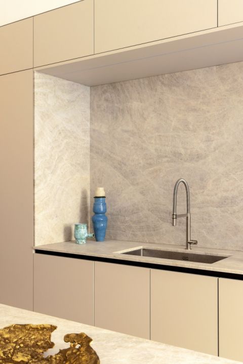 kuchnia w luksusowym apartamencie w Paryżu projektu Stephanie Coutas