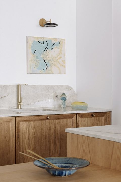 mała kuchnia w eleganckim mieszkaniu nad morzem