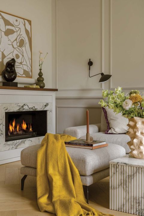 elegancki i przytulny salon z kominkiem