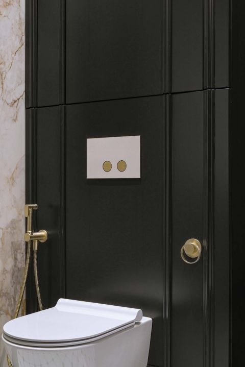 czarna łazienka ze złotymi dodatkami