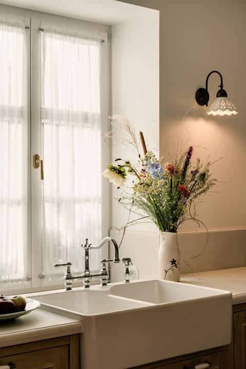 duży farmerski zlew w kuchni od Villeroy & Boch