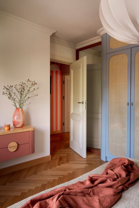 Kolorowa sypialnia w segmencie 80 m² na Mokotowie w odcieniach kobaltu, bordo i zgaszonego różu