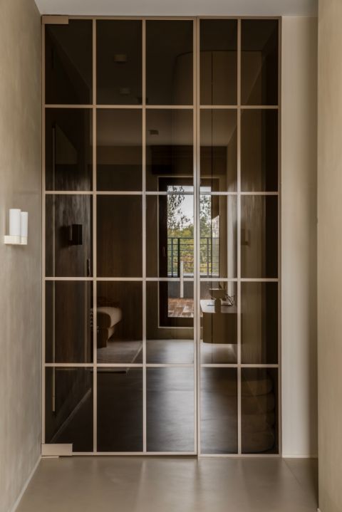 wewnętrzna ścianka działowa ze szklanymi panelami