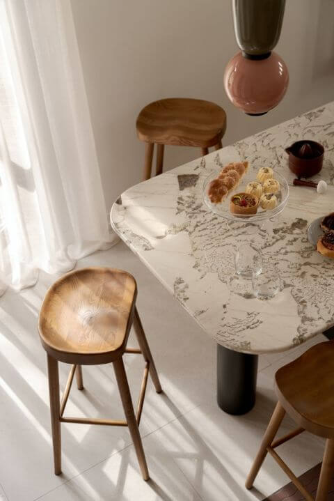 kuchnia z wyspą w gdyńskiej modernistycznej kamienicy