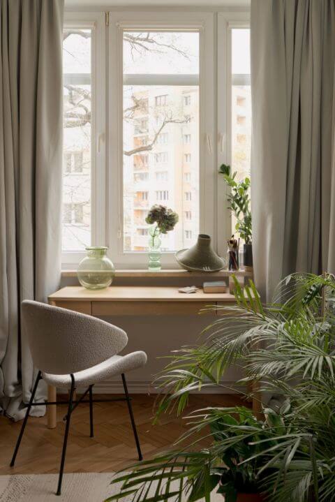 biurko pod oknem w sypialni