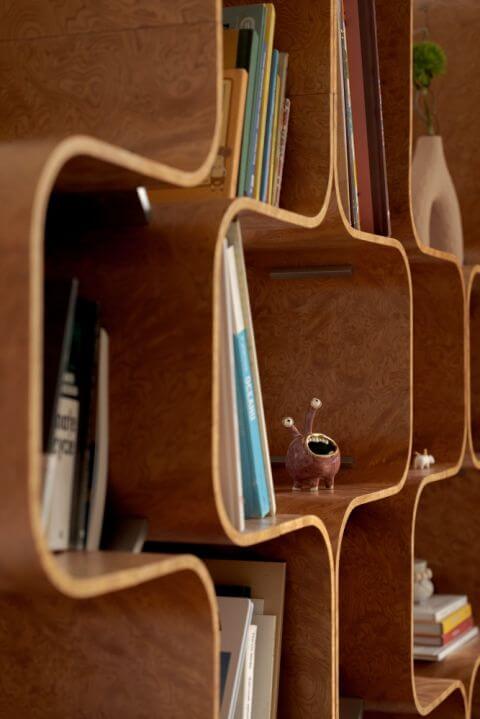 regał w stylu modernistycznym