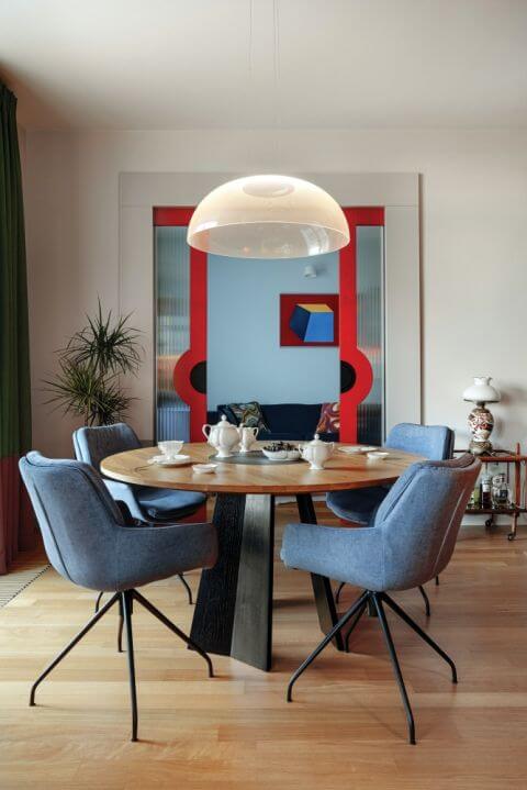 mieszkanie jak z filmu Almodovara kolorowe i ekstrawaganckie