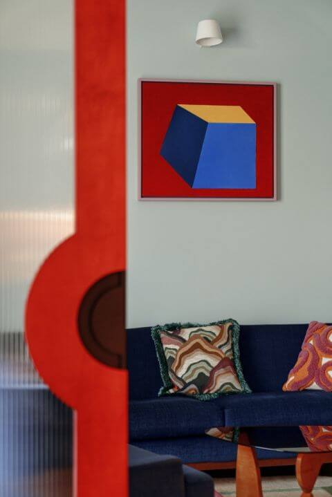 kolorowe i ekstrawaganckie mieszkanie jak z filmu Almodovara