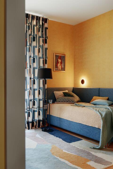 żółto-niebieska sypialnia jak z filmu Almodovara