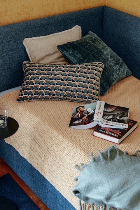 żółto-niebieska sypialnia jak z filmu Almodovara