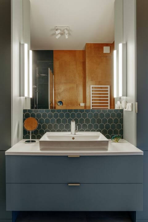 żółto-niebieska łazienka jak z filmu Almodovara