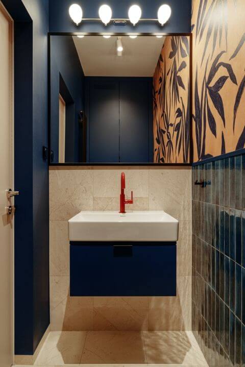 łazienka w żywych kolorach jak z filmu Almodovara