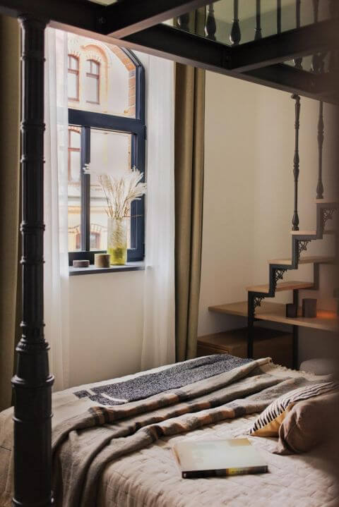 sypialnia w loftowym stylu w mieszkaniu