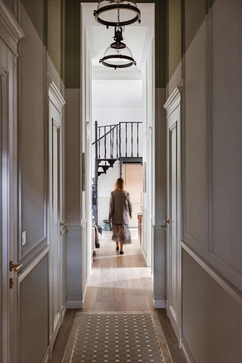 elegancki hol w mieszkaniu urządzonym w dawnym browarze