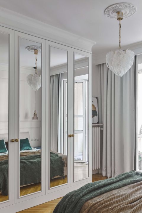 biała sypialnia w mieszkaniu w przedwojennej kamienicy