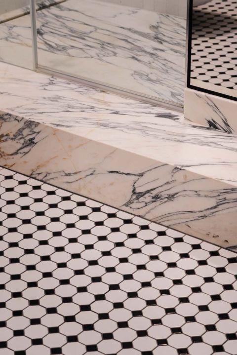 przedwojenny szyk w łazience w mieszkaniu w kamienicy