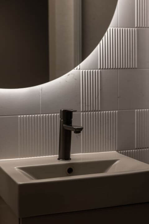 podświetlane lustro w eleganckiej łazience