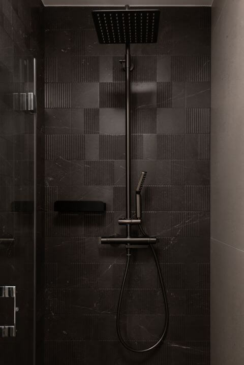 Bateria prysznicowa w ciemnej łazience