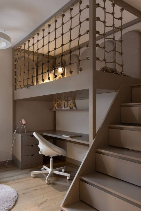 antresola z łóżkiem i biurkiem w pokoju nastolatka