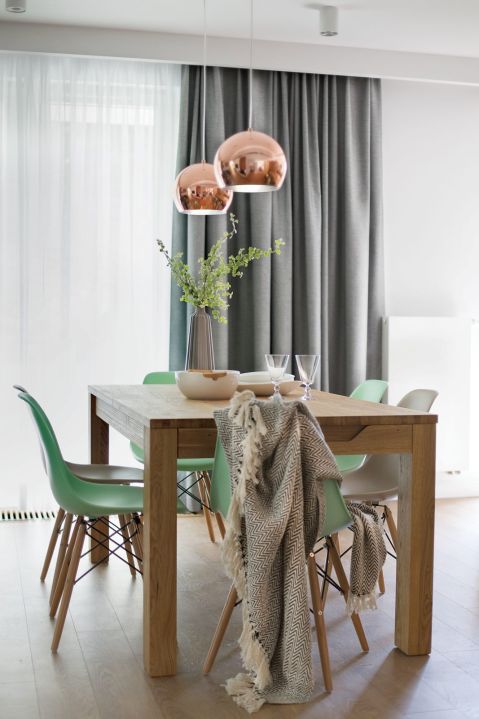 Szare zasłony z wrzosowym połyskiem wybrała Paulina Artmüller, a uszyła Justyna Chwast z firmy Woal.