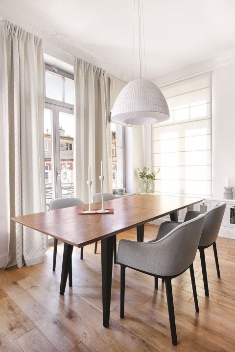 Meble fornirowane orzechem, niektóre z dodatkiem marmuru albo miedzianej blachy, zaprojektowała Joanna. Ażurowa lampa nad