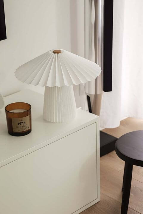 biała lampa stołowa z plisowanym kloszem