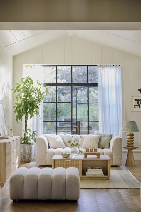 modne meble o zaokrąglonych kształtach w salonie