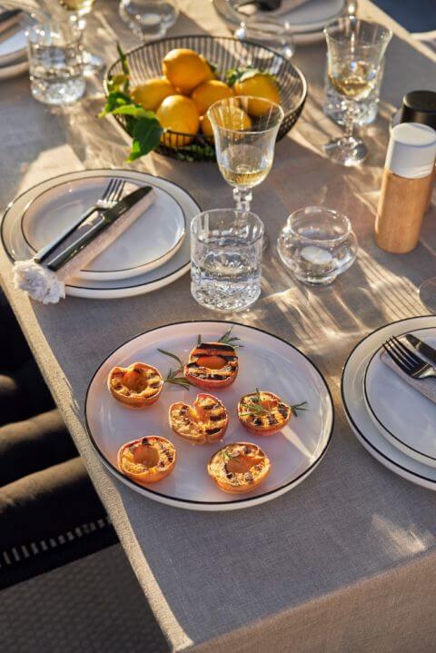 talerze na przekąski na letni stół