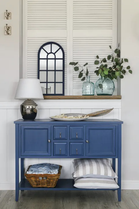 niebieska komoda w stylu hampton