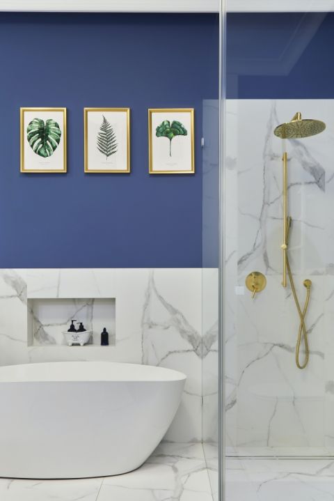 niebieska łazienka ze złotymi dodatkami