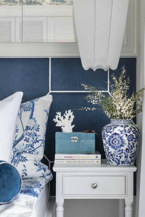 niebieska sypialnia w stylu hamptons