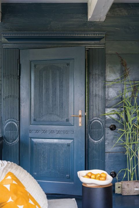 niebieskie drzwi w domu