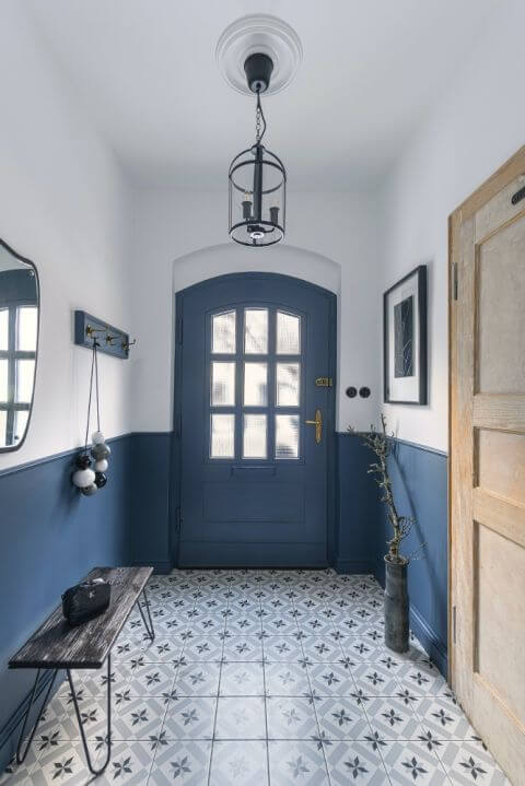 niebieskie drzwi wewnętrzne aranżacja przedpokoju