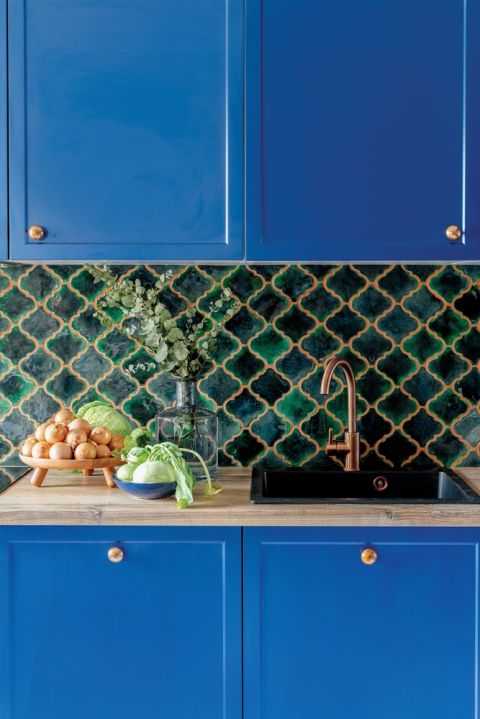 niebieskie szafki w kuchni