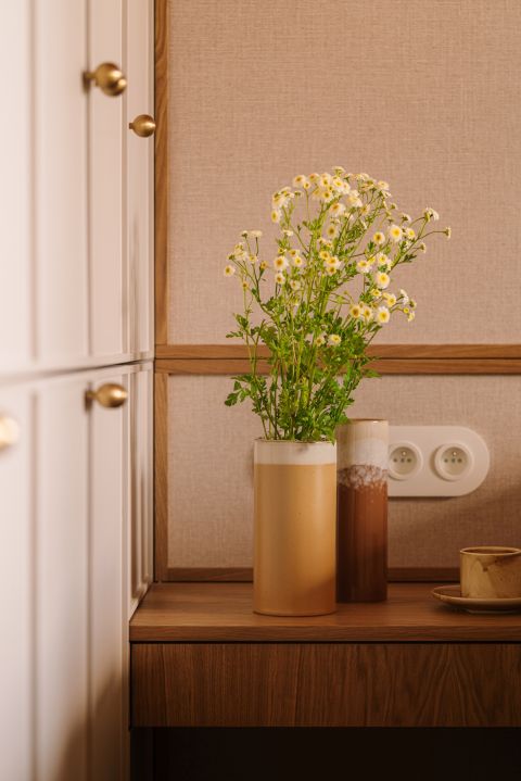 nowoczesna beżowa sypialnia