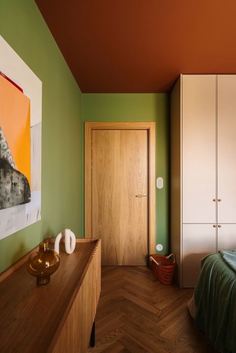 nowoczesna sypialnia z kolorowym sufitem