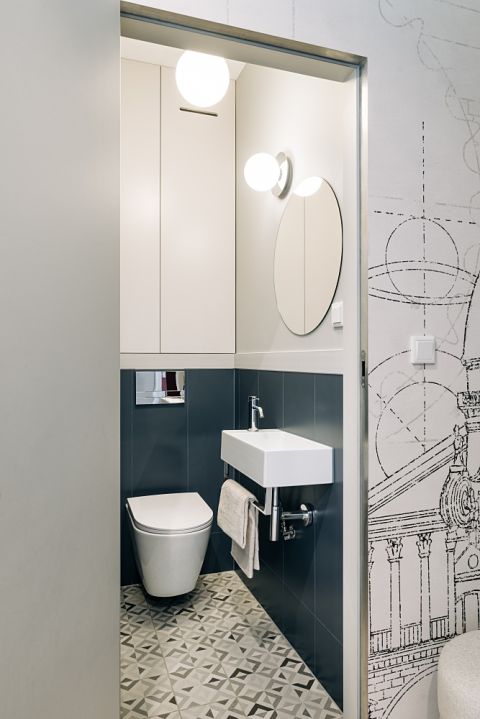 biało granatowa łazienka