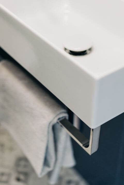 biało granatowa łazienka