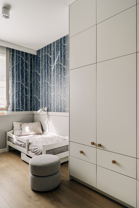 pokój dla chłopca z granatową tapetą