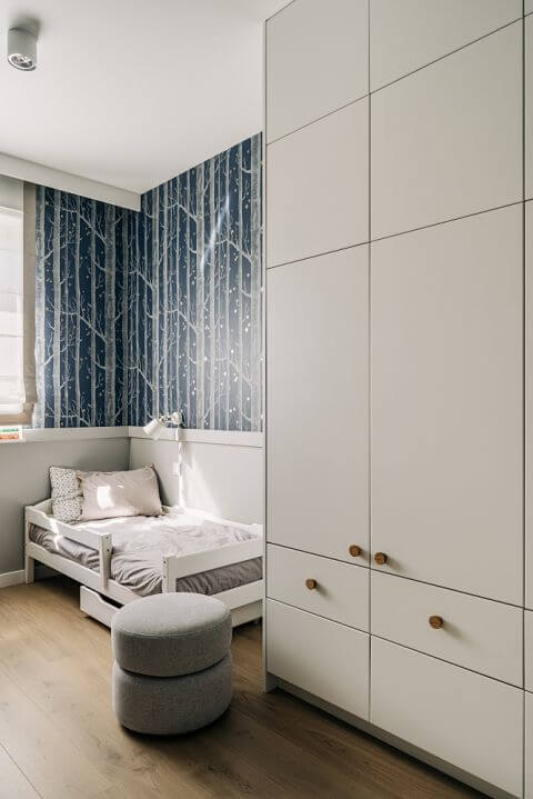 pokój dla chłopca z granatową tapetą