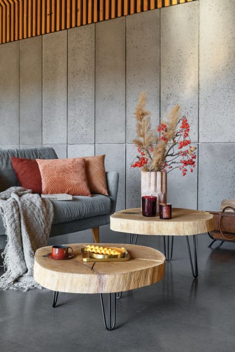 nowoczesny salon w szarości i drewnie