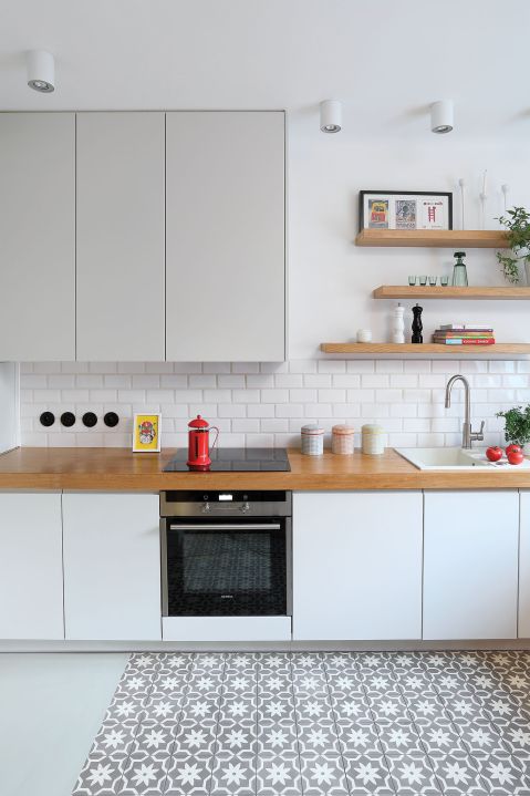 Odrobina szaleństwa pojawiła się w dodatkach, np. w płytkach na podłodze w kuchni.