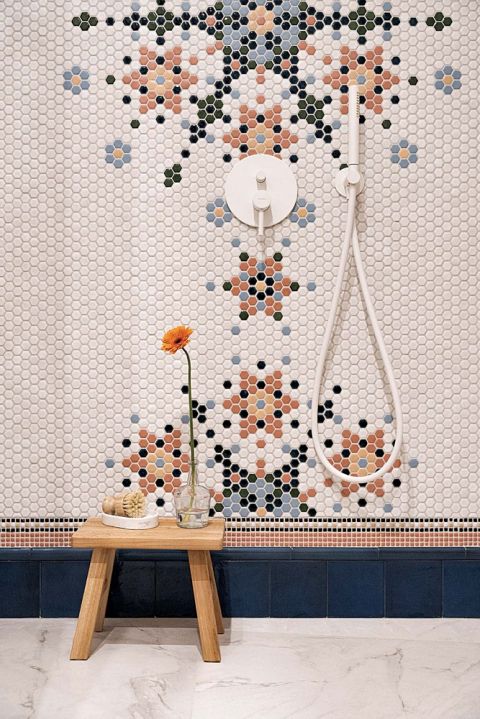 kolorowa mozaika pod prysznicem w łazience