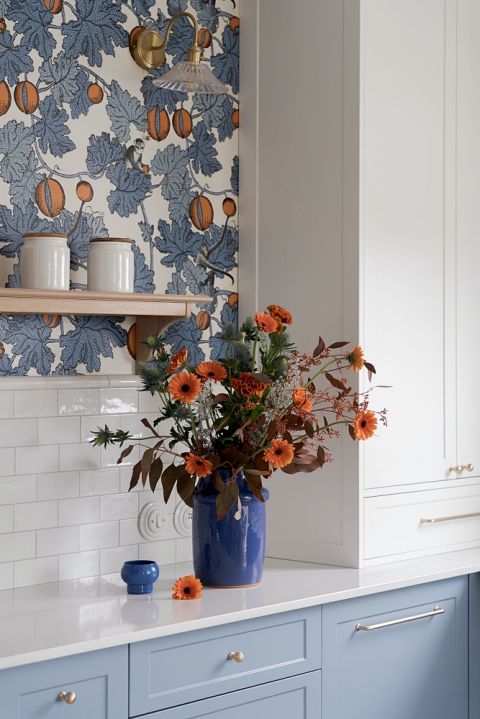 niebieska tapeta w kuchni