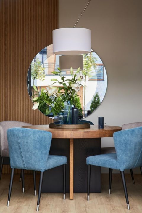 okrągłe lustro w jadalni