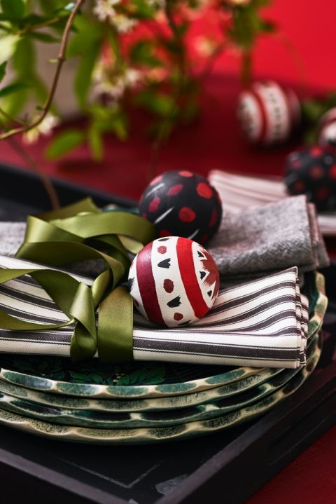 ozdoby z bombek na stół wigilijny