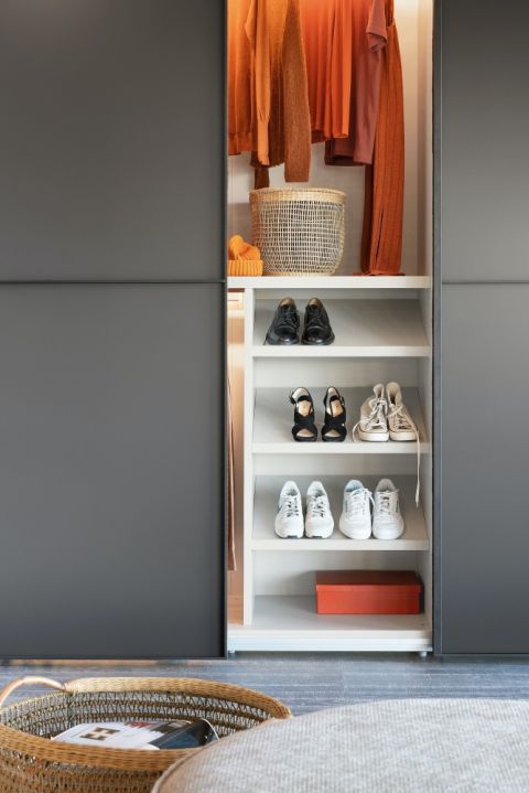 półki na buty w szafie