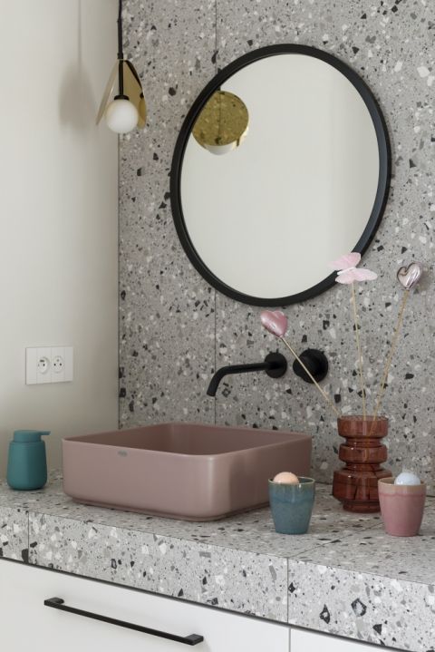 różowa umywalka w szarej łazience