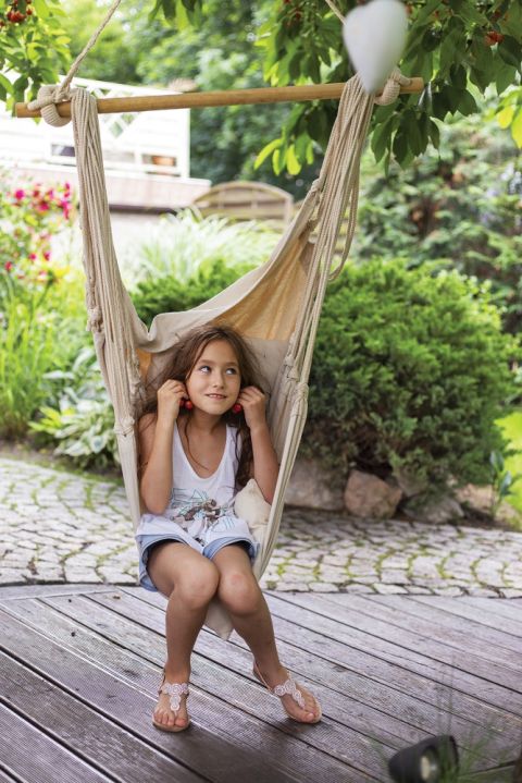 Nowoczesne wnętrza: czarna ściana, design i rodzinne pamiątki